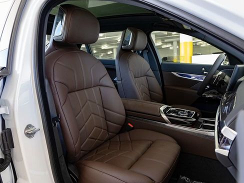 New 2026 BMW 750e xDrive image 34