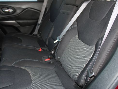 Used 2019 Jeep Cherokee Latitude w/ Cold Weather Group image 13