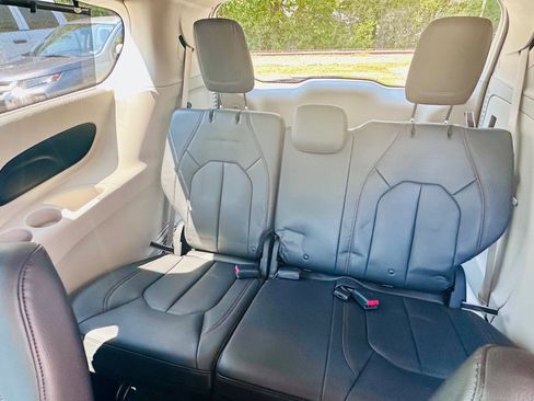 Used 2017 Chrysler Pacifica Touring-L w/ Tire & Wheel Group FWD image 7