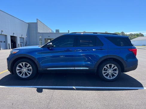 Used 2020 Ford Explorer XLT w/ Equipment Group 202A AWD/4WD image 2