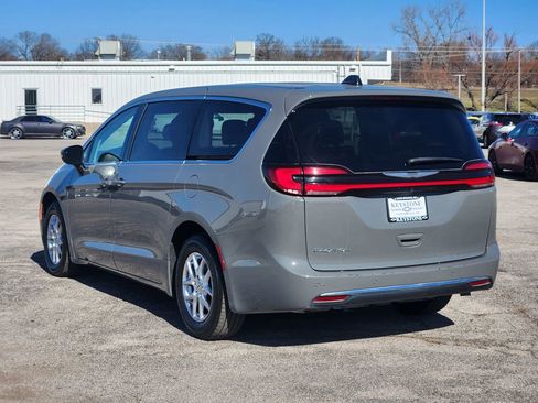 Used 2023 Chrysler Pacifica Touring-L image 7
