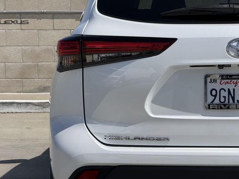 Used 2023 Toyota Highlander XLE FWD image 14