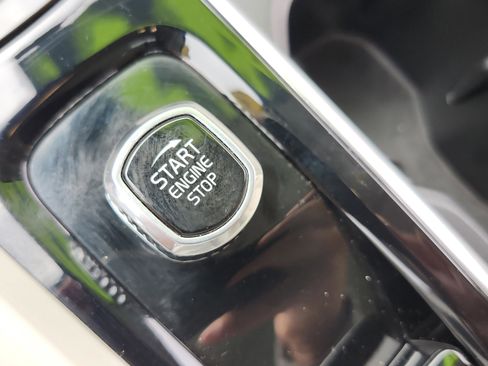 Used 2022 Volvo XC60 B5 Momentum w/ Protection Package Premier image 32