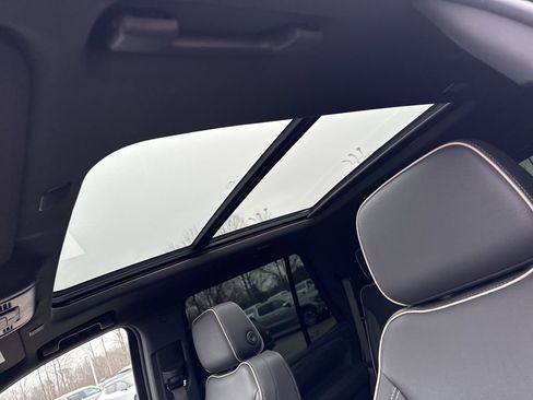 Used 2022 GMC Yukon SLT w/ SLT Premium Package image 12