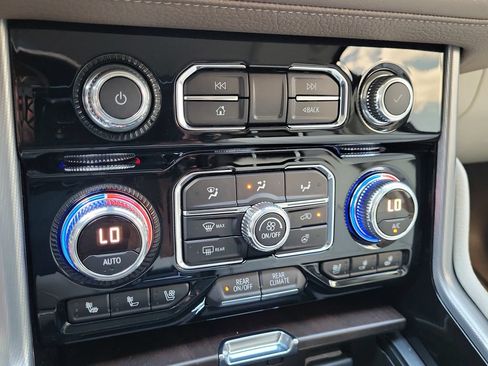 Used 2023 GMC Yukon Denali w/ Advanced Technology Package AWD/4WD image 31