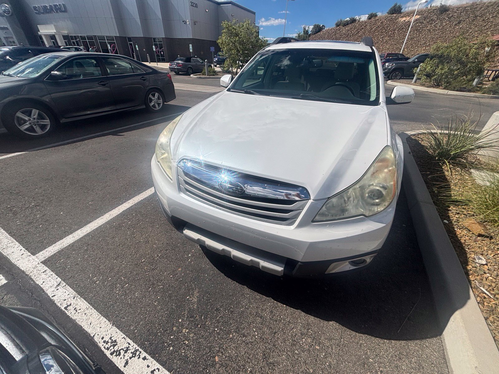 Used 2011 Subaru Outback 3.6R Limited AWD/4WD image 2