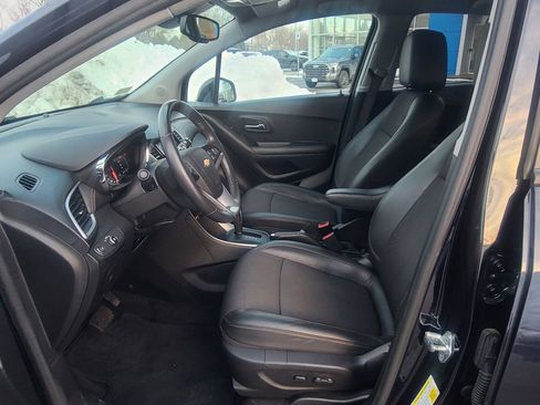 Used 2022 Chevrolet Trax LT w/ LT Convenience Package image 11