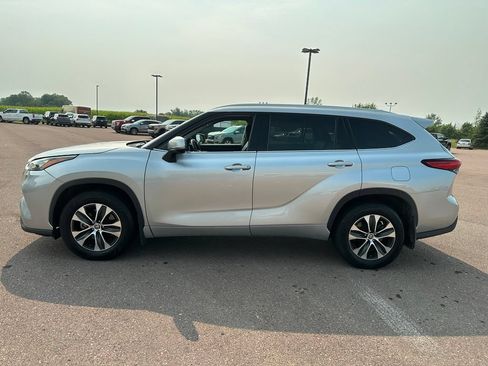 Used 2020 Toyota Highlander XLE AWD/4WD image 37