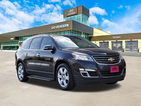 Used 2017 Chevrolet Traverse LT w/ Style and Technology Package FWD image 3
