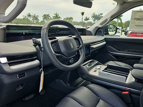New 2025 Lincoln Navigator L Reserve AWD/4WD image 17