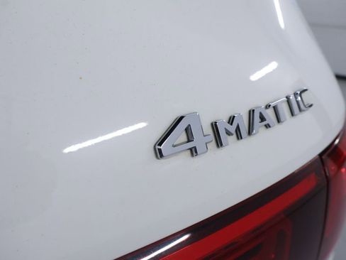 Used 2022 Mercedes-Benz GLB 250 4MATIC w/ Premium Package image 11