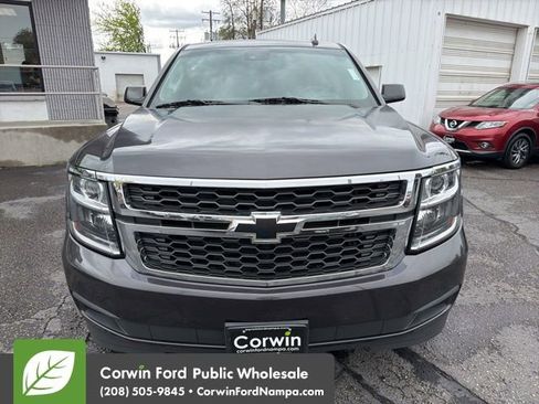 Used 2017 Chevrolet Suburban LT w/ Luxury Package RWD image 2