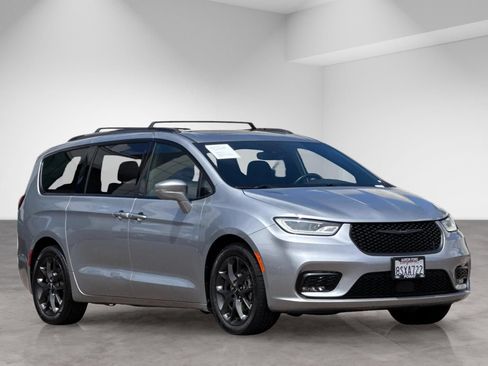 Used 2021 Chrysler Pacifica Touring w/ S Appearance Package FWD image 9