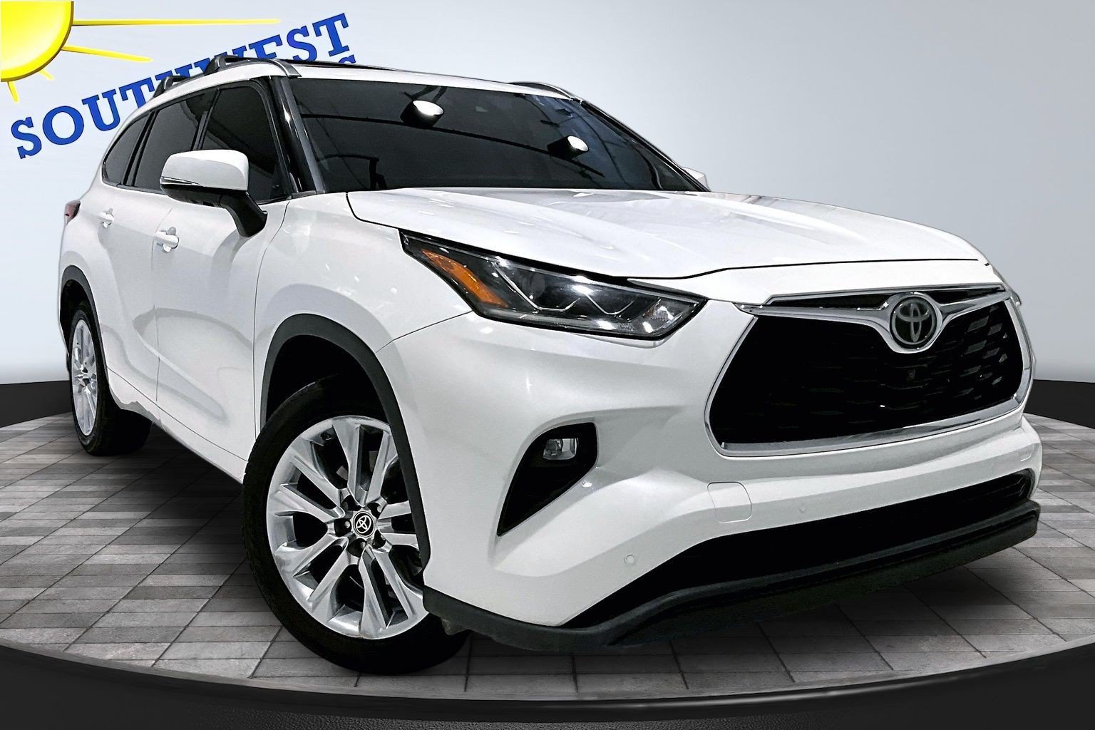 Used 2022 Toyota Highlander Limited FWD image 3