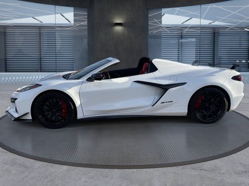 Used 2023 Chevrolet Corvette Z06 w/ Z07 Performance Package RWD image 3