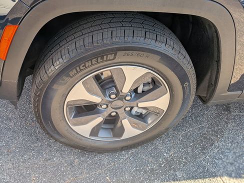 Used 2023 Jeep Grand Cherokee 4WD 4xe image 12