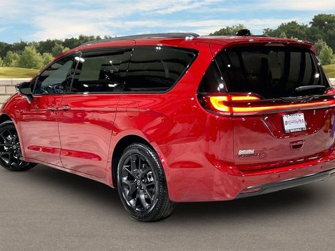 New 2026 Chrysler Pacifica Select image 3