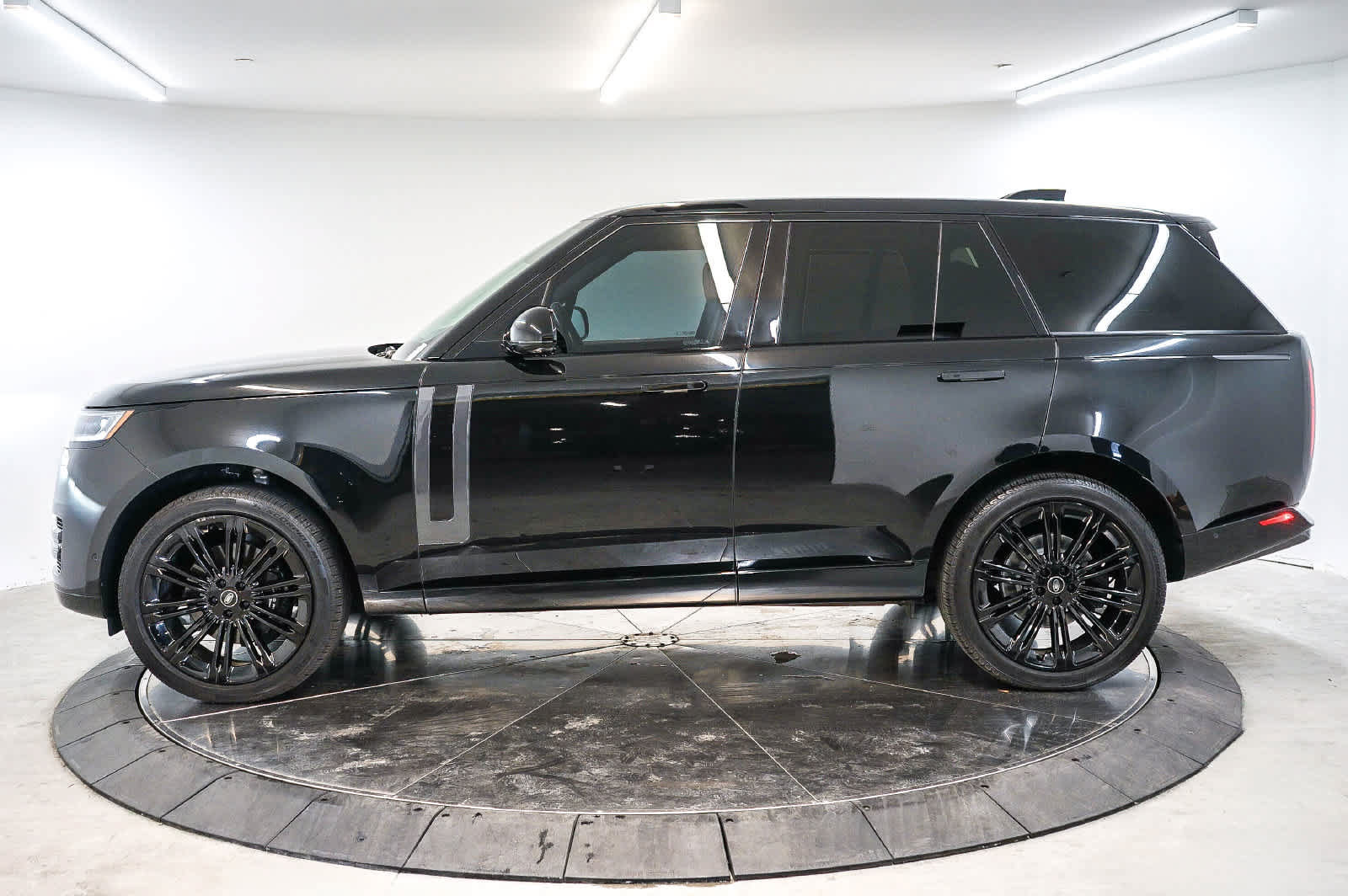 Used 2025 Land Rover Range Rover SE AWD/4WD image 2