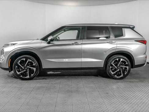 Used 2024 Mitsubishi Outlander SE image 3