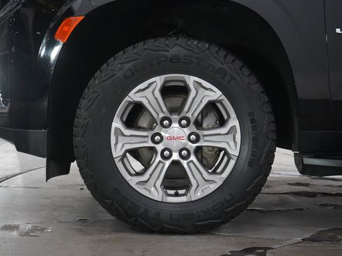 Used 2023 GMC Yukon XL SLE image 32