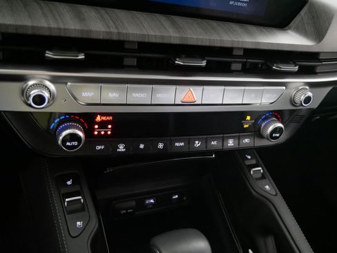 Used 2024 Kia Telluride EX w/ EX Captain's Chair Package image 23