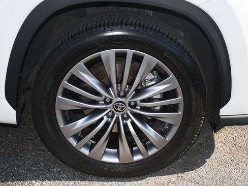 Certified 2021 Toyota Highlander Platinum image 23