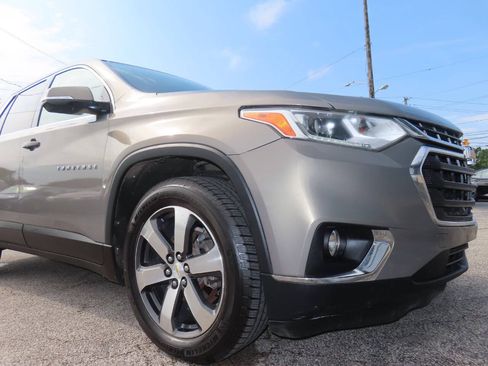 Used 2018 Chevrolet Traverse LT FWD image 19