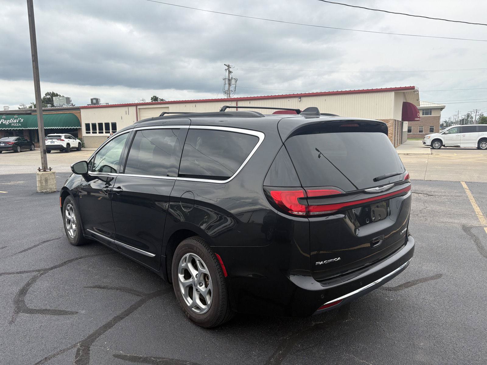 Used 2023 Chrysler Pacifica Limited FWD image 25