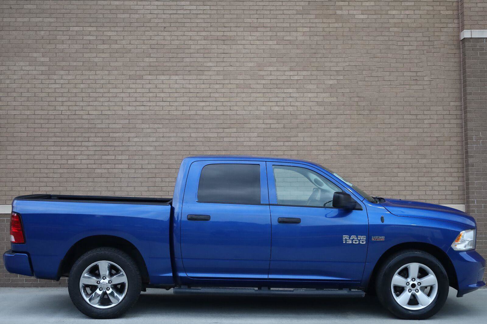 Used 2015 RAM 1500 Express RWD image 2