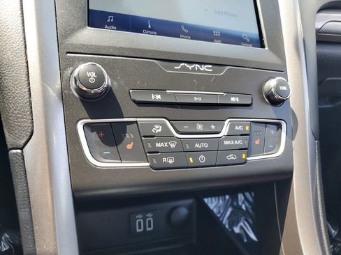 Used 2020 Ford Fusion SE image 22