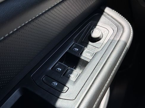Used 2024 Volkswagen Atlas Cross Sport SE FWD image 18