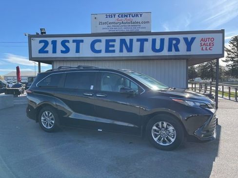 Used 2025 Toyota Sienna XLE w/ XLE Plus Package image 1