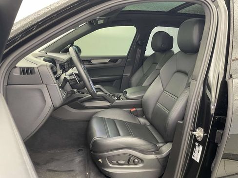 Certified 2025 Porsche Cayenne GTS AWD/4WD image 5