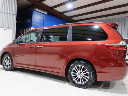 Used 2019 Toyota Sienna XLE FWD image 2