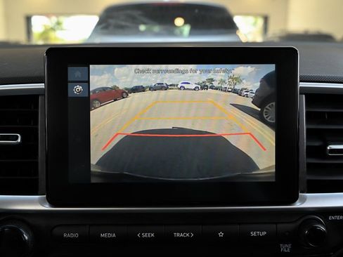 Used 2023 Hyundai Venue SE FWD image 25