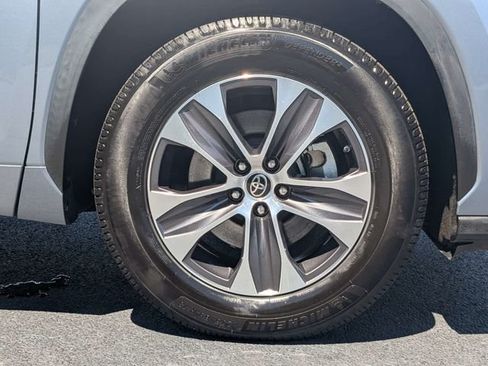 Used 2022 Toyota Highlander XLE FWD image 13