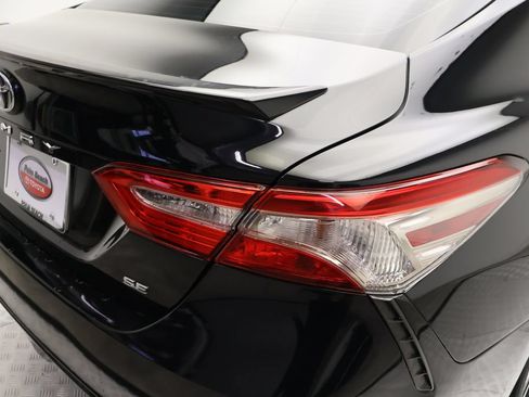 Certified 2018 Toyota Camry SE FWD image 9