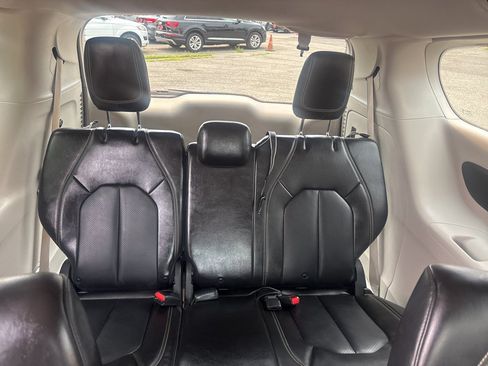 Used 2020 Chrysler Voyager Lxi FWD image 35