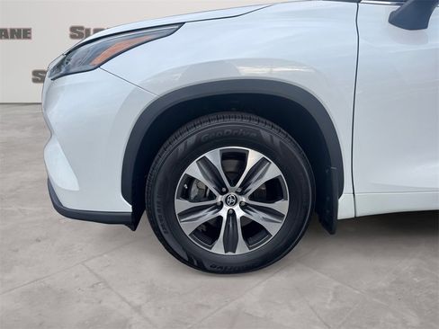 Used 2024 Toyota Highlander XLE image 14