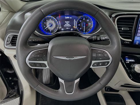 Used 2024 Chrysler Pacifica Touring-L image 18