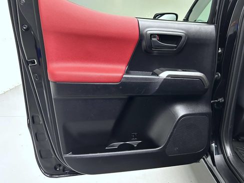 Used 2020 Toyota Tacoma SR5 AWD/4WD image 19