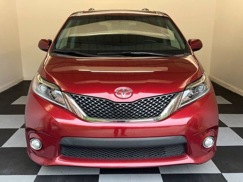 Used 2016 Toyota Sienna SE Premium image 2