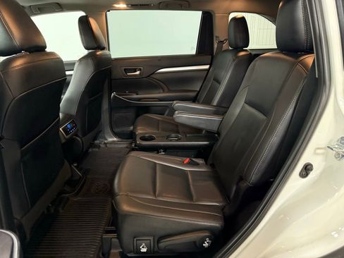 Used 2019 Toyota Highlander XLE image 18