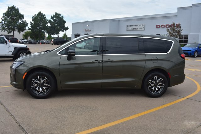 New 2027 Chrysler Pacifica Limited AWD/4WD image 10