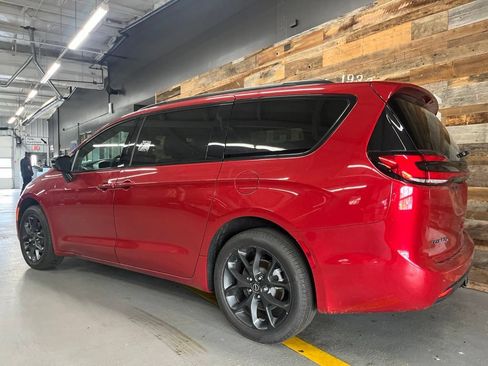 Used 2026 Chrysler Pacifica Limited w/ Uconnect Theater Family Group AWD/4WD image 12