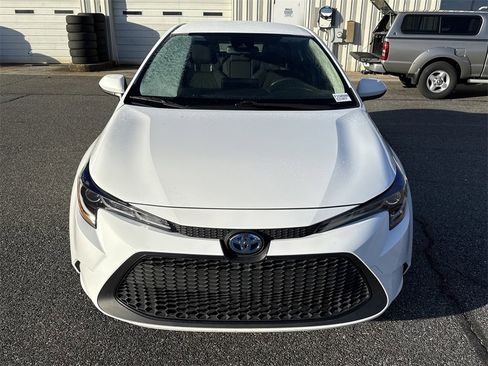 Used 2022 Toyota Corolla LE image 2