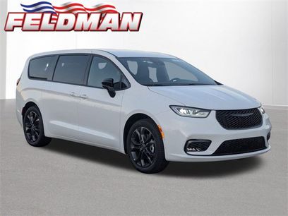 New 2026 Chrysler Pacifica Select