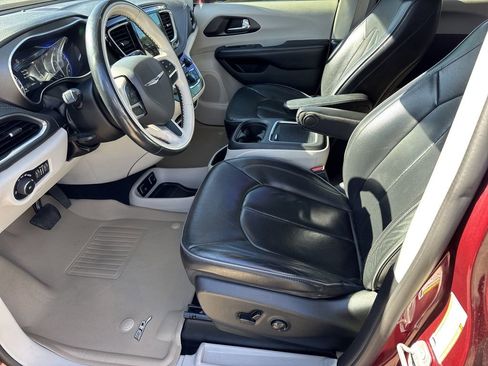 Used 2020 Chrysler Pacifica Limited image 9