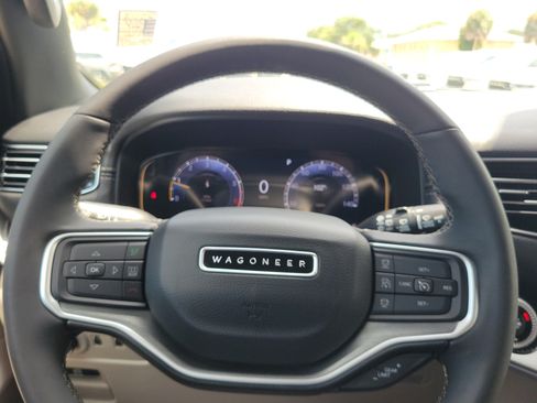 Used 2025 Jeep Wagoneer L 4WD w/ Premium Group I image 16