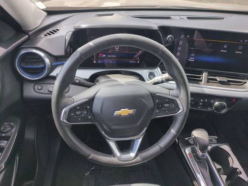 Used 2025 Chevrolet Trax LT w/ LT Convenience Package FWD image 22
